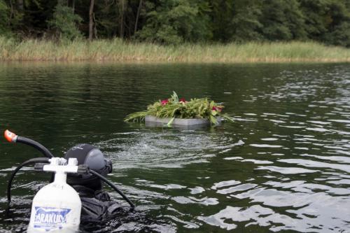 Uroczystość zawieszenia tablicy pamięci.