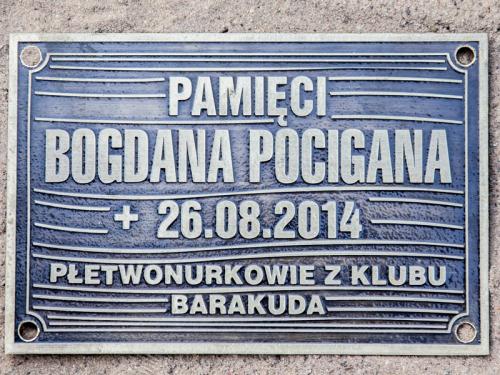 Uroczystość zawieszenia tablicy pamięci.